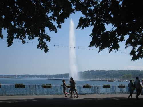 日內瓦湖、Jet d'Eau 噴泉，以及在湖邊慢跑的人，這就是日內瓦的日常湖邊風光。