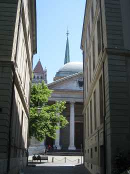 從巷子看聖彼得教堂。